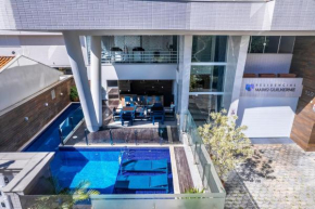 Lindo apartamento condomínio de alto padrão com piscina e academia.